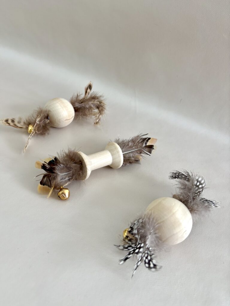Jouet à plumes pour chat Rolly en bois naturel.